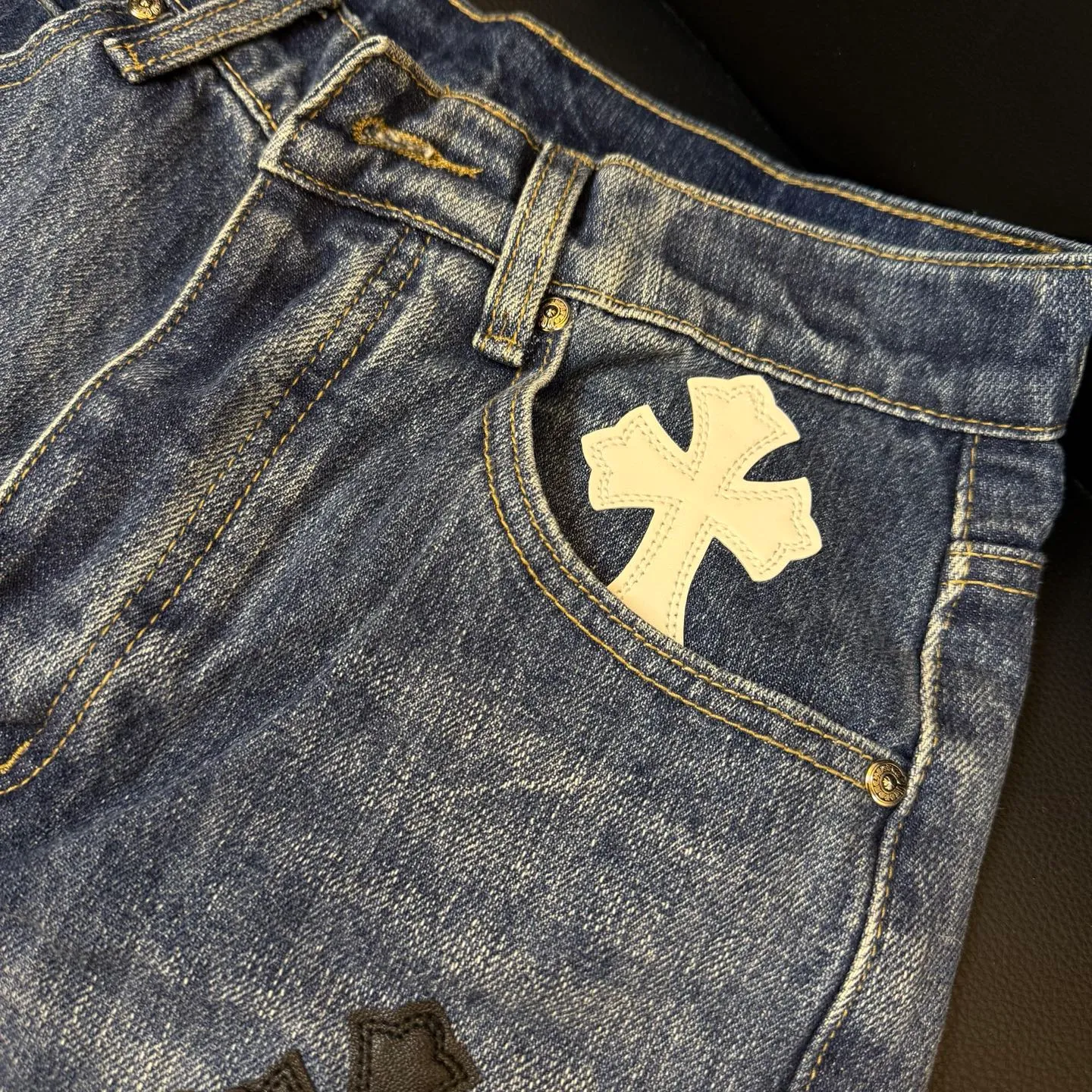 P260 Style number: D346 ChromeHearts Chrome washed blue and black and white leather straight pants, ceiling-level jeans, a pair is hard to find at the counter‼ ️About Zangyin✅This is an extremely luxurious fashion brand that can also be called the aristocracy of the high street. It has always been an exclusive brand for some hipsters or rich second generations. The color of this model is already very eye-catching by using a unique washed material. It is decorated with pink patch cross flowers, which cleverly highlights the charm of the brand. Secondly, this model adopts a classic high-waist cut design, which highlights the long legs and fashionable temperament of the upper body. The brand is highly recognizable and the slim-fitting configuration is more suitable for daily wear. The personality will be fashionable and the specifications can be seen at a glance. Materials and technology ✅ Needless to say, this point goes without saying. As an excellent craftsman brand, Zangyin's requirements for details and craftsmanship are really perfect. The washed color of this model has gone through a lot of processes, not to mention the embellishment of the denim appliqués. It is also purely handmade and sewn. Just like what they believe in, only handmade things have soul and have the meaning of wearing. A top-notch heavy-duty fashionable denim item, recommended by both hands‼ ️ Size: 28, 30, 32, 34, 36 (S-XXL) Color: blue Size reference: Pants length 100 102 104 106 106 Waist 72 76 80 84 88 Recommended weight S (about 130 pounds) M (about 120 pounds) L (about 140 pounds) XL (about 165) XXL (about 185)